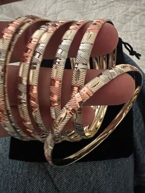 Semanario talks 6-Tone laminated textureBangle Set size- Rose Gold, Silver, Gold